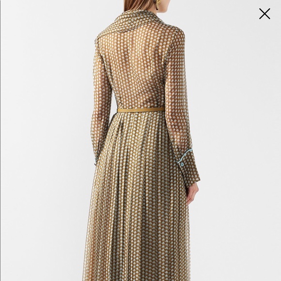 light silk chiffon dress .
 Includes:Bottom Dress , belt , 2 cufflinks - Picture 4 of 7